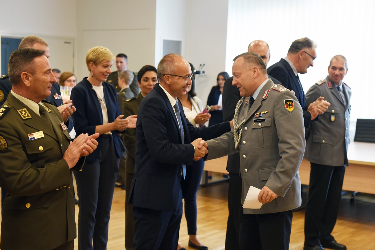 https://www.morh.hr/wp-content/gallery/njemacki-vojni-izaslanik-odlikovan-redom-hrvatskog-trolista/red_hrvatskog_trolista_pukovniku_janusu_kaschti_31082018_17.jpg