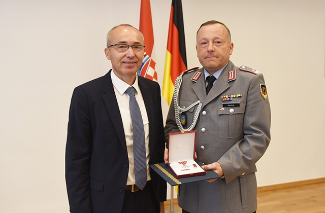 https://www.morh.hr/wp-content/gallery/njemacki-vojni-izaslanik-odlikovan-redom-hrvatskog-trolista/red_hrvatskog_trolista_pukovniku_janusu_kaschti_31082018_t1m.jpg