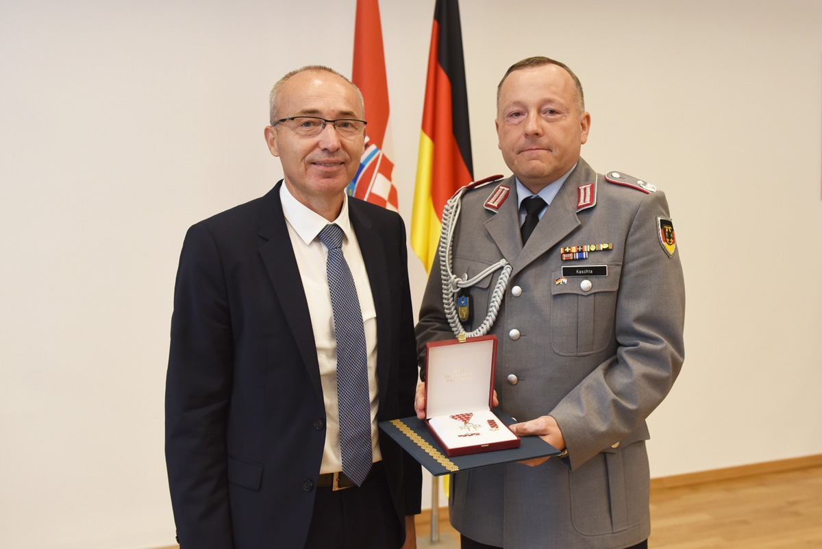 https://www.morh.hr/wp-content/gallery/njemacki-vojni-izaslanik-odlikovan-redom-hrvatskog-trolista/red_hrvatskog_trolista_pukovniku_janusu_kaschti_31082018_t1v.jpg