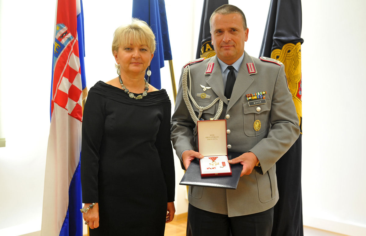 https://www.morh.hr/wp-content/gallery/njemakom-vojnom-izaslaniku-dodijeljen-red-hrvatskog-trolista/odlikovanja_21092012_01.jpg