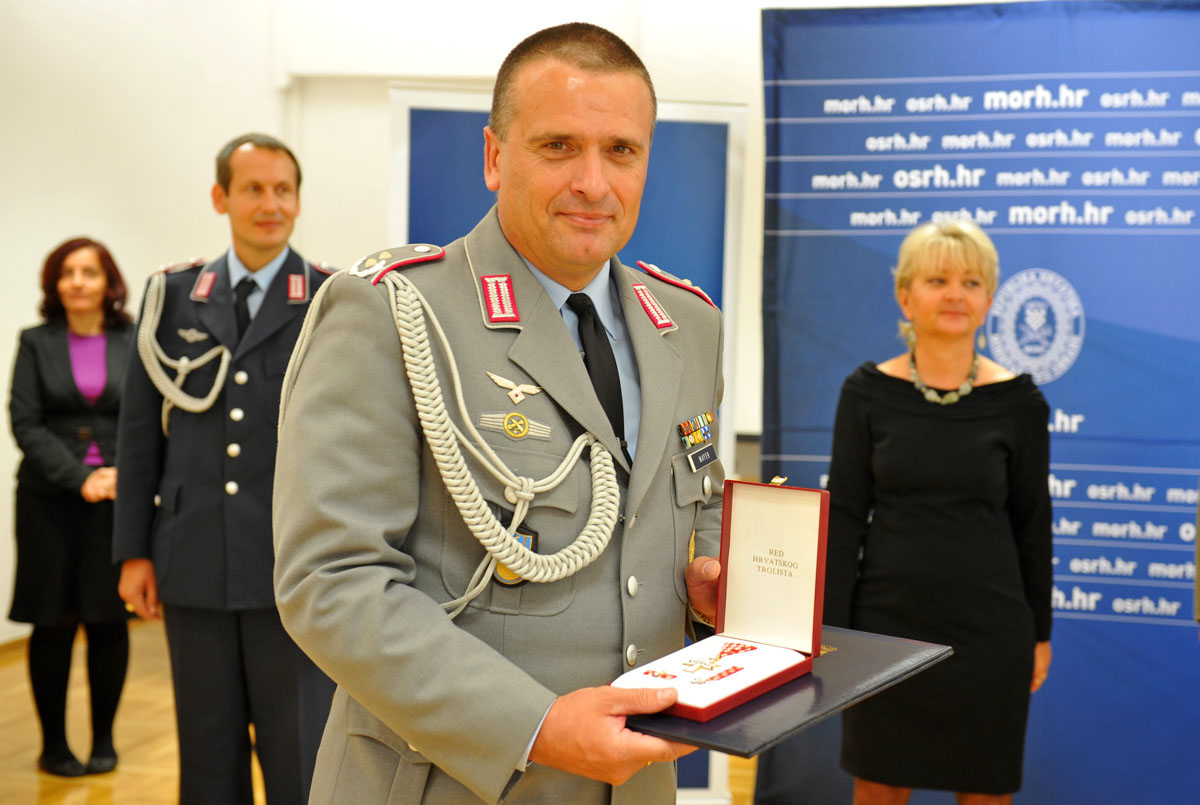 https://www.morh.hr/wp-content/gallery/njemakom-vojnom-izaslaniku-dodijeljen-red-hrvatskog-trolista/odlikovanja_21092012_04.jpg