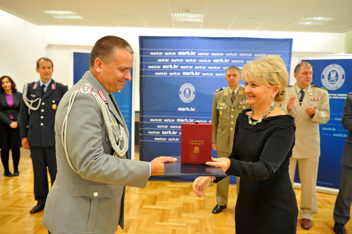 https://www.morh.hr/wp-content/gallery/njemakom-vojnom-izaslaniku-dodijeljen-red-hrvatskog-trolista/odlikovanja_21092012_05.jpg