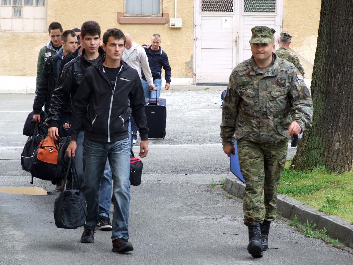 https://www.morh.hr/wp-content/gallery/novi-narastaj-rocnika-na-dragovoljnom-vojnom-osposobljavanju/dvs_24052014_5.jpg