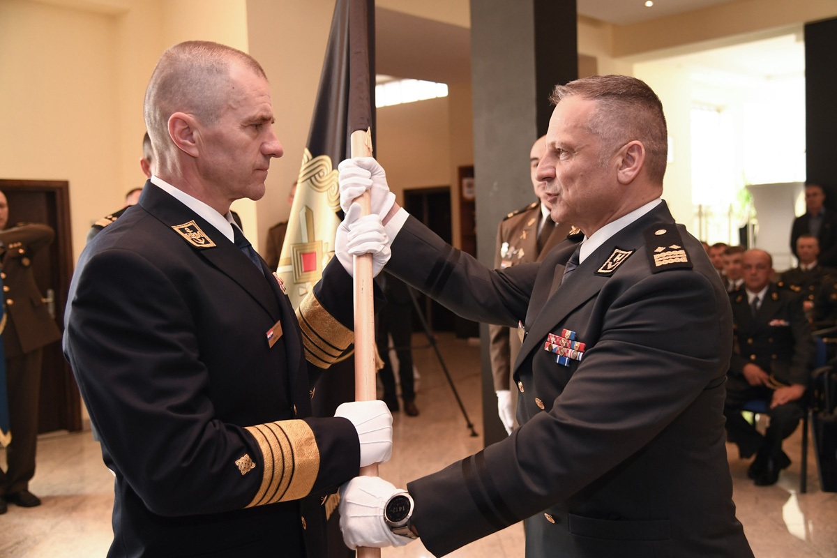 https://www.morh.hr/wp-content/gallery/novi-zapovjednik-hrvatske-kopnene-vojske-general-bojnik-boris-seric/20200318-primopredaja-hkov-03.jpg