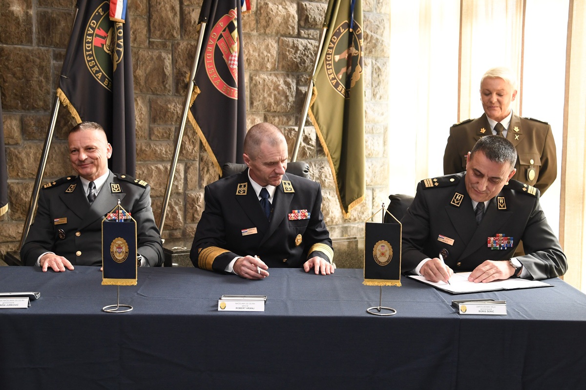 https://www.morh.hr/wp-content/gallery/novi-zapovjednik-hrvatske-kopnene-vojske-general-bojnik-boris-seric/20200318-primopredaja-hkov-05.jpg