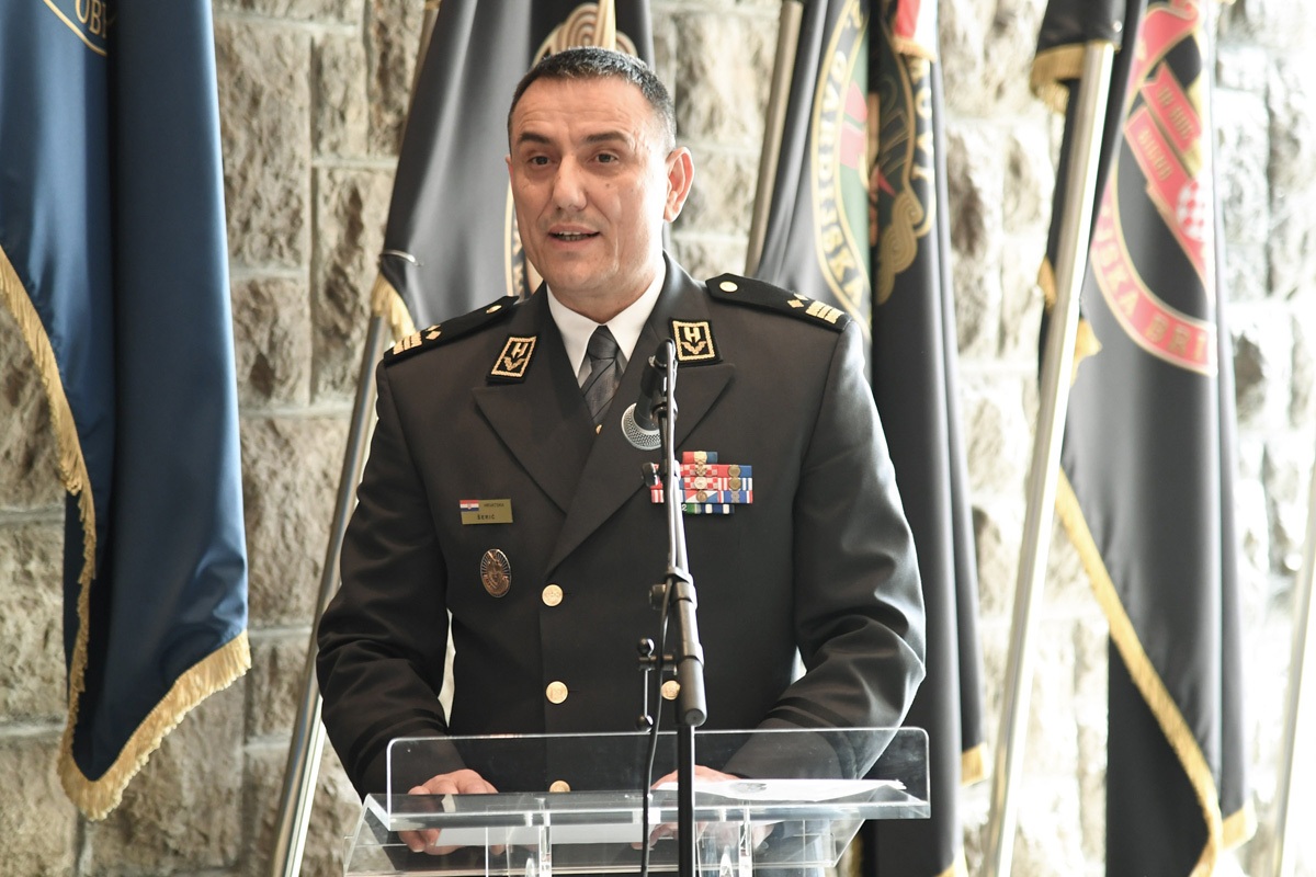 https://www.morh.hr/wp-content/gallery/novi-zapovjednik-hrvatske-kopnene-vojske-general-bojnik-boris-seric/20200318-primopredaja-hkov-06.jpg