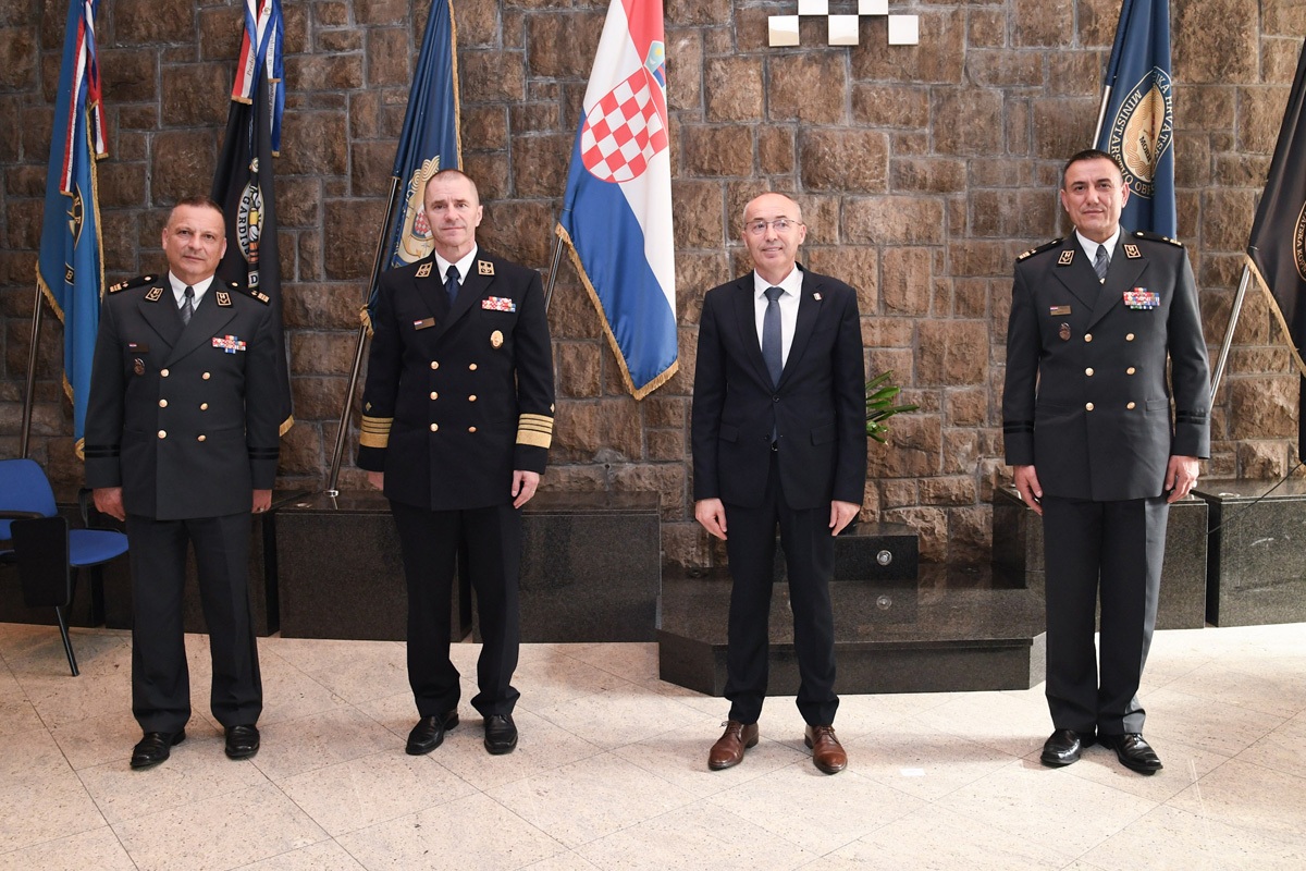 https://www.morh.hr/wp-content/gallery/novi-zapovjednik-hrvatske-kopnene-vojske-general-bojnik-boris-seric/20200318-primopredaja-hkov-09.jpg