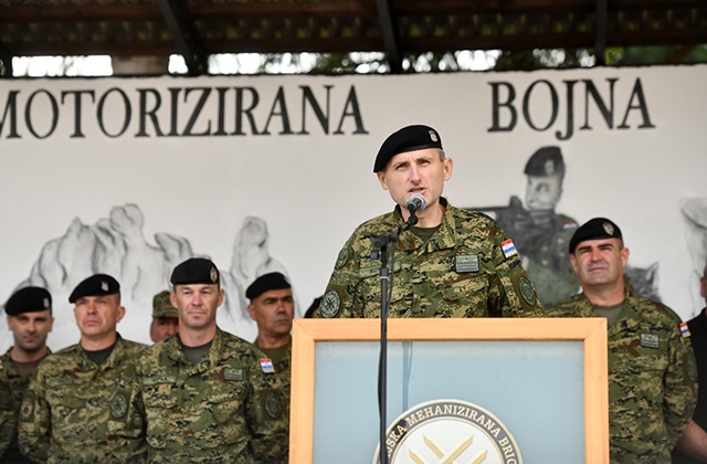 https://www.morh.hr/wp-content/gallery/novi-zapovjednik-motorizirane-bojne-vukovi/9_gardijska_brigada_vukovi_30082018_t1m.jpg