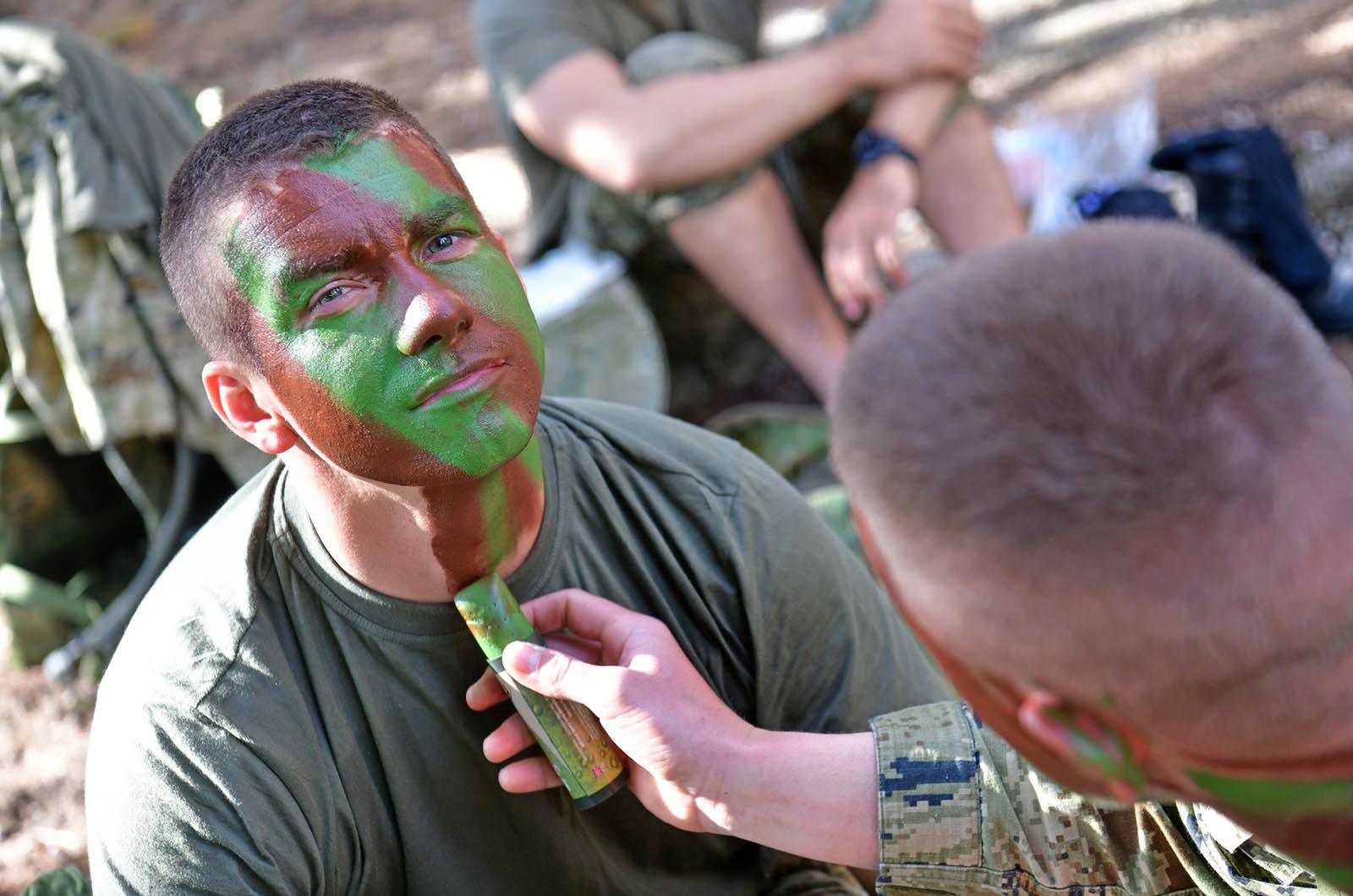 https://www.morh.hr/wp-content/gallery/novim-vodama-hv-a-urucene-znacke-i-diplome-na-kninskoj-tvrdavi/hrvatska_vojska_vodje_190719_06.jpg