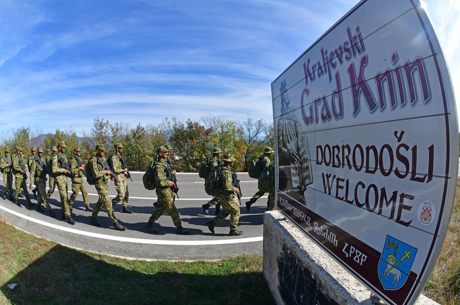https://www.morh.hr/wp-content/gallery/novim-vodama-hv-a-urucene-znacke-i-diplome-na-kninskoj-tvrdavi/hrvatska_vojska_vodje_190719_17.jpg