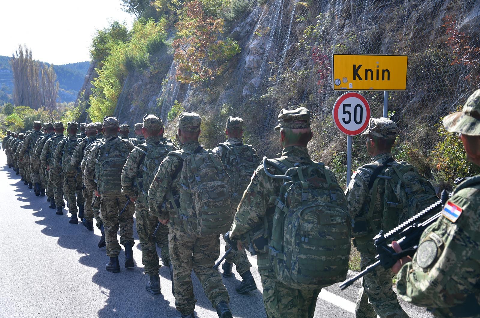 https://www.morh.hr/wp-content/gallery/novim-vodama-hv-a-urucene-znacke-i-diplome-na-kninskoj-tvrdavi/hrvatska_vojska_vodje_190719_23.jpg