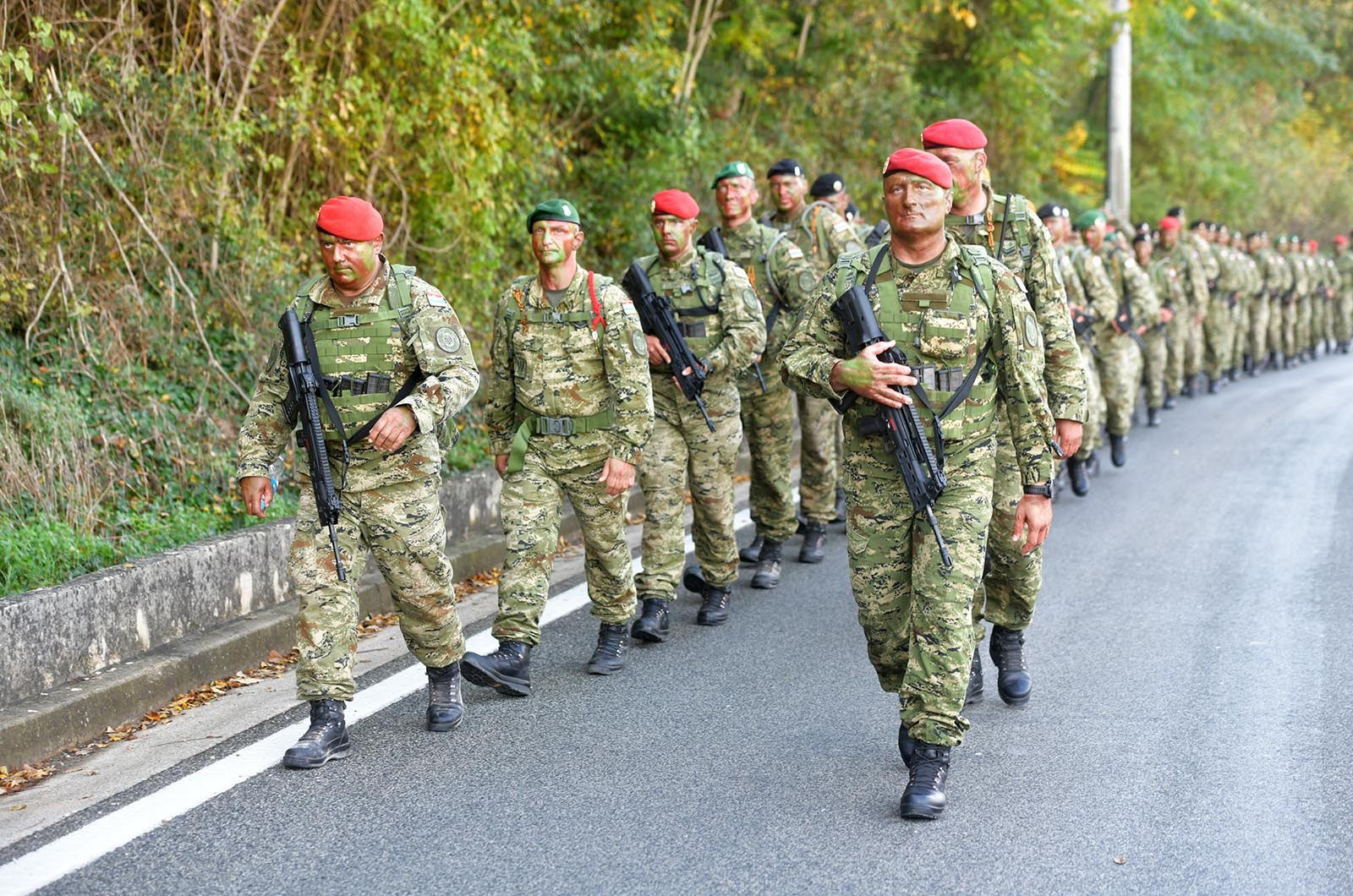 https://www.morh.hr/wp-content/gallery/novim-vodama-hv-a-urucene-znacke-i-diplome-na-kninskoj-tvrdavi/hrvatska_vojska_vodje_190719_27.jpg