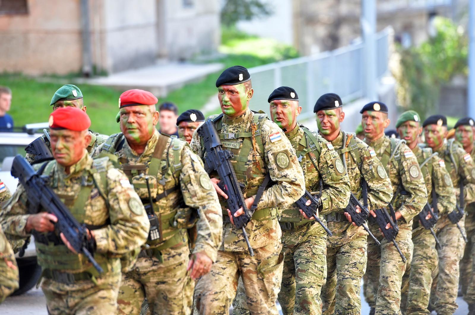https://www.morh.hr/wp-content/gallery/novim-vodama-hv-a-urucene-znacke-i-diplome-na-kninskoj-tvrdavi/hrvatska_vojska_vodje_190719_30.jpg