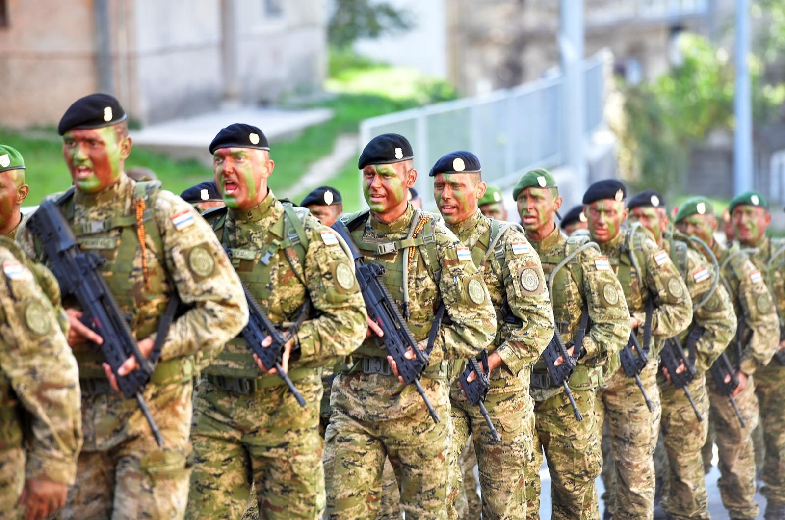 https://www.morh.hr/wp-content/gallery/novim-vodama-hv-a-urucene-znacke-i-diplome-na-kninskoj-tvrdavi/hrvatska_vojska_vodje_190719_31.jpg