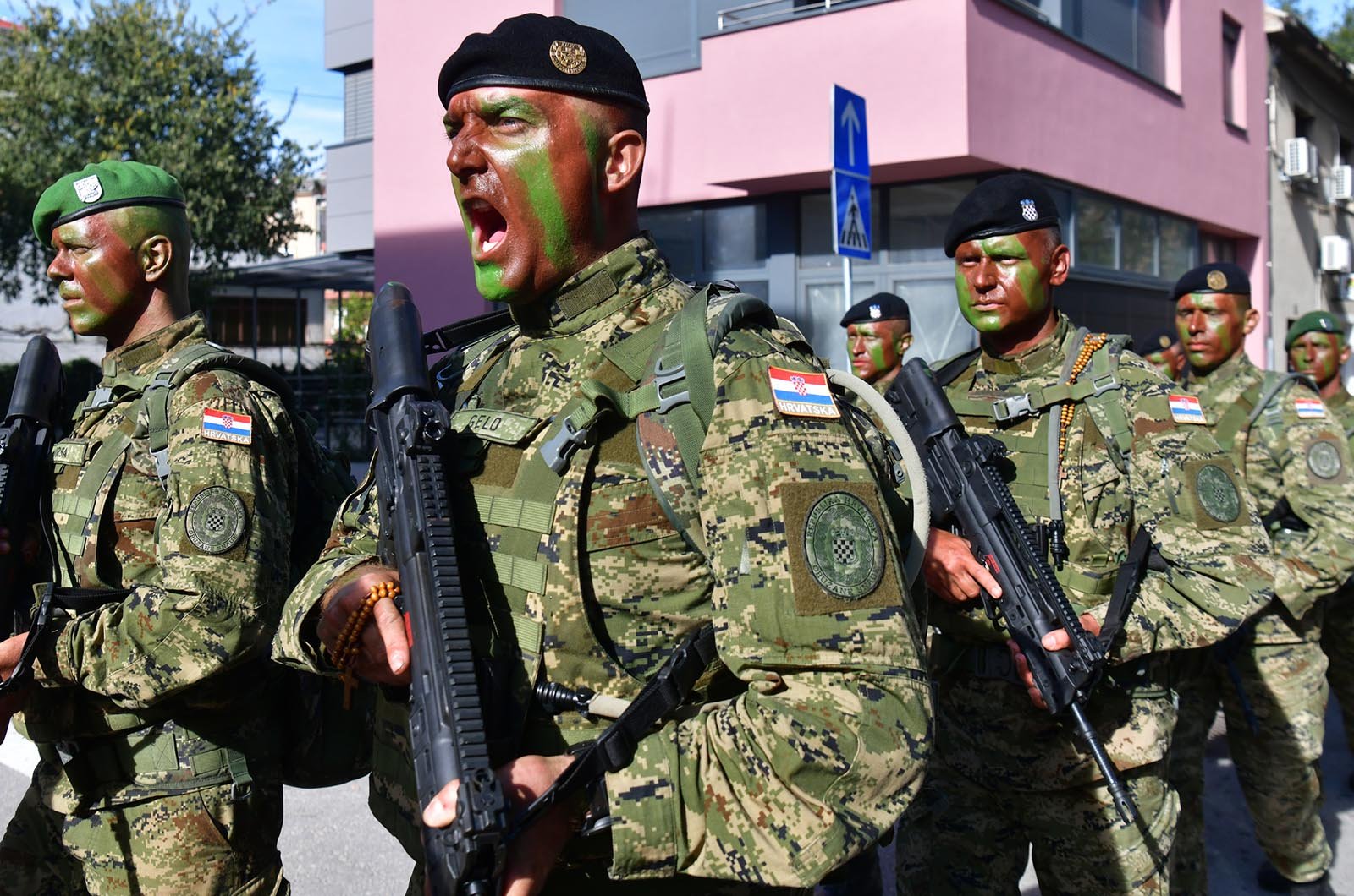 https://www.morh.hr/wp-content/gallery/novim-vodama-hv-a-urucene-znacke-i-diplome-na-kninskoj-tvrdavi/hrvatska_vojska_vodje_190719_33.jpg