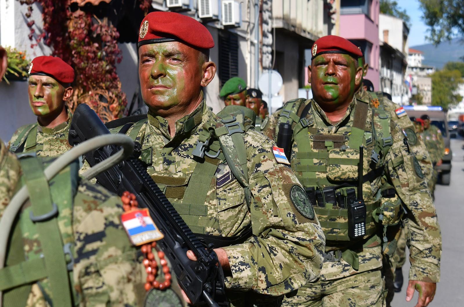https://www.morh.hr/wp-content/gallery/novim-vodama-hv-a-urucene-znacke-i-diplome-na-kninskoj-tvrdavi/hrvatska_vojska_vodje_190719_35.jpg