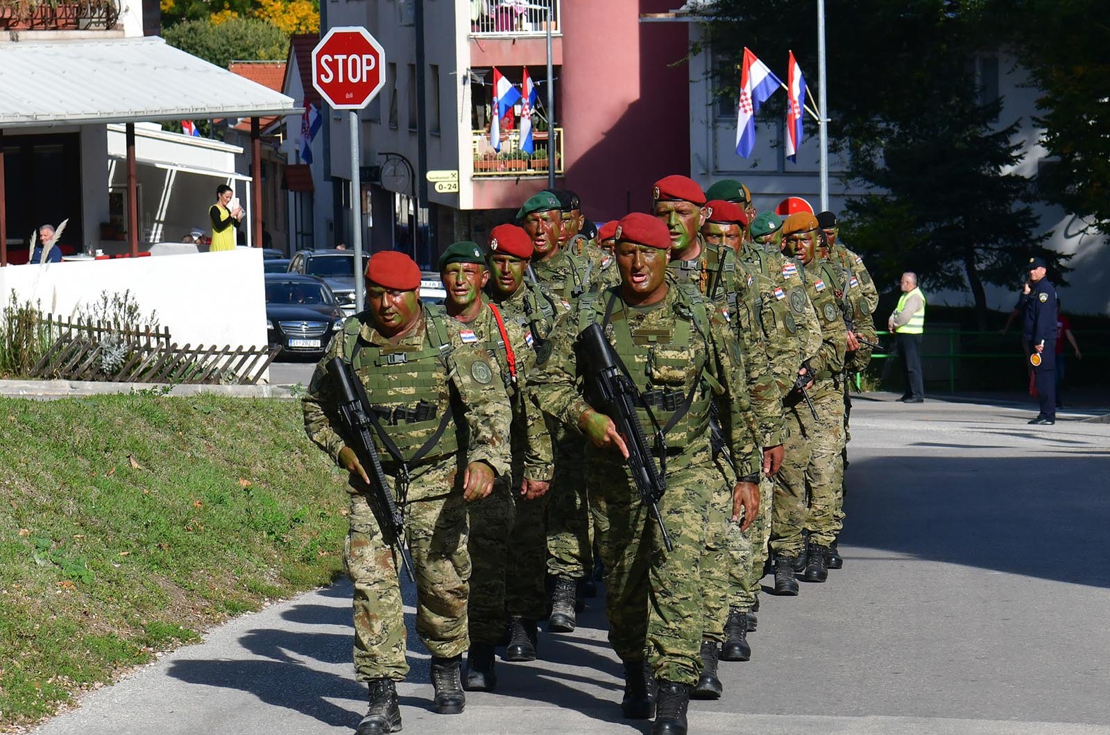 https://www.morh.hr/wp-content/gallery/novim-vodama-hv-a-urucene-znacke-i-diplome-na-kninskoj-tvrdavi/hrvatska_vojska_vodje_190719_36.jpg