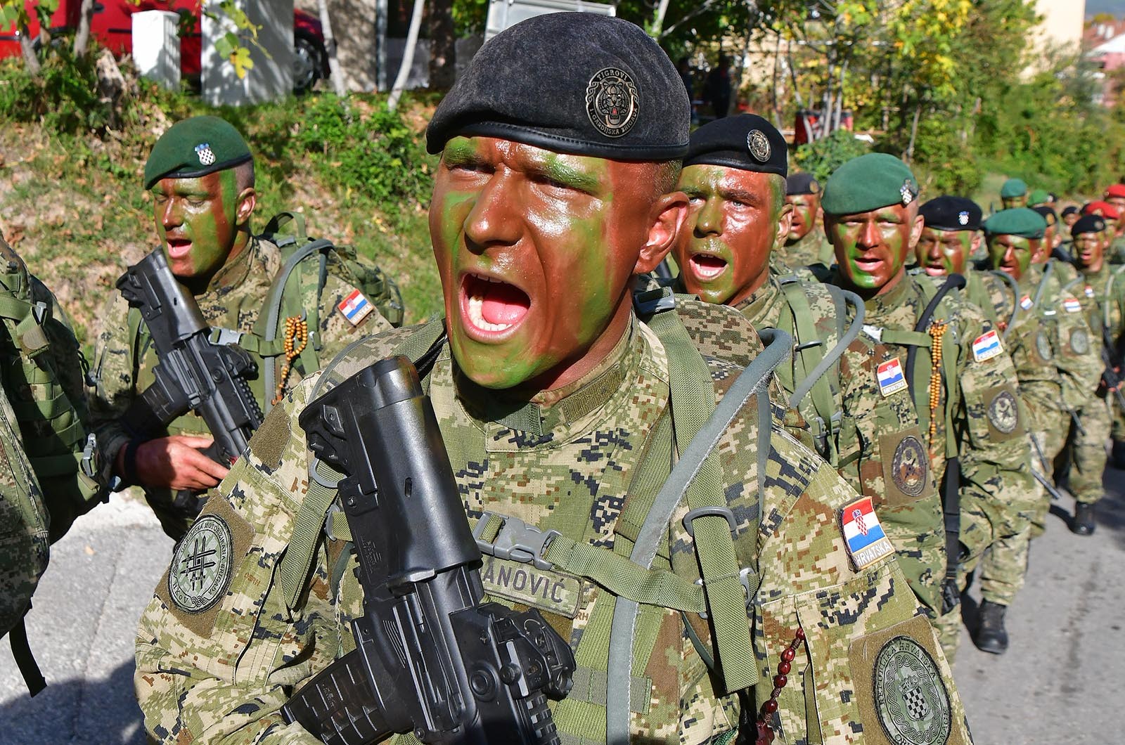 https://www.morh.hr/wp-content/gallery/novim-vodama-hv-a-urucene-znacke-i-diplome-na-kninskoj-tvrdavi/hrvatska_vojska_vodje_190719_38.jpg