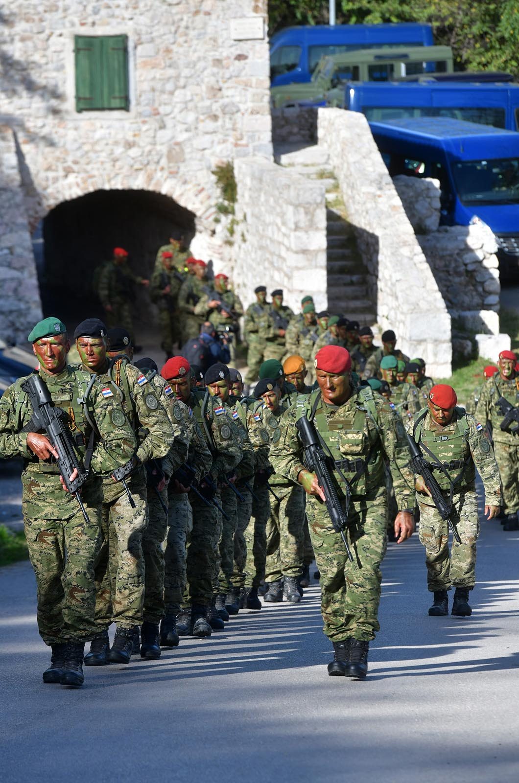 https://www.morh.hr/wp-content/gallery/novim-vodama-hv-a-urucene-znacke-i-diplome-na-kninskoj-tvrdavi/hrvatska_vojska_vodje_190719_39.jpg