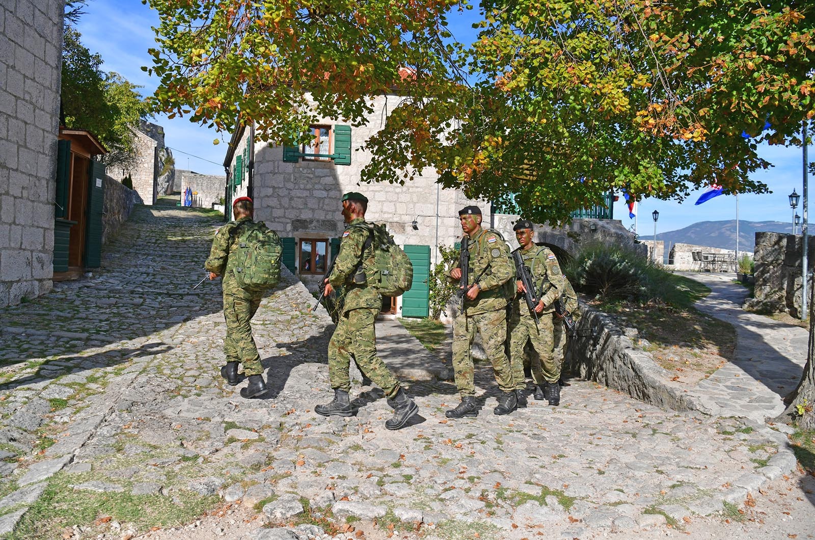 https://www.morh.hr/wp-content/gallery/novim-vodama-hv-a-urucene-znacke-i-diplome-na-kninskoj-tvrdavi/hrvatska_vojska_vodje_190719_41.jpg