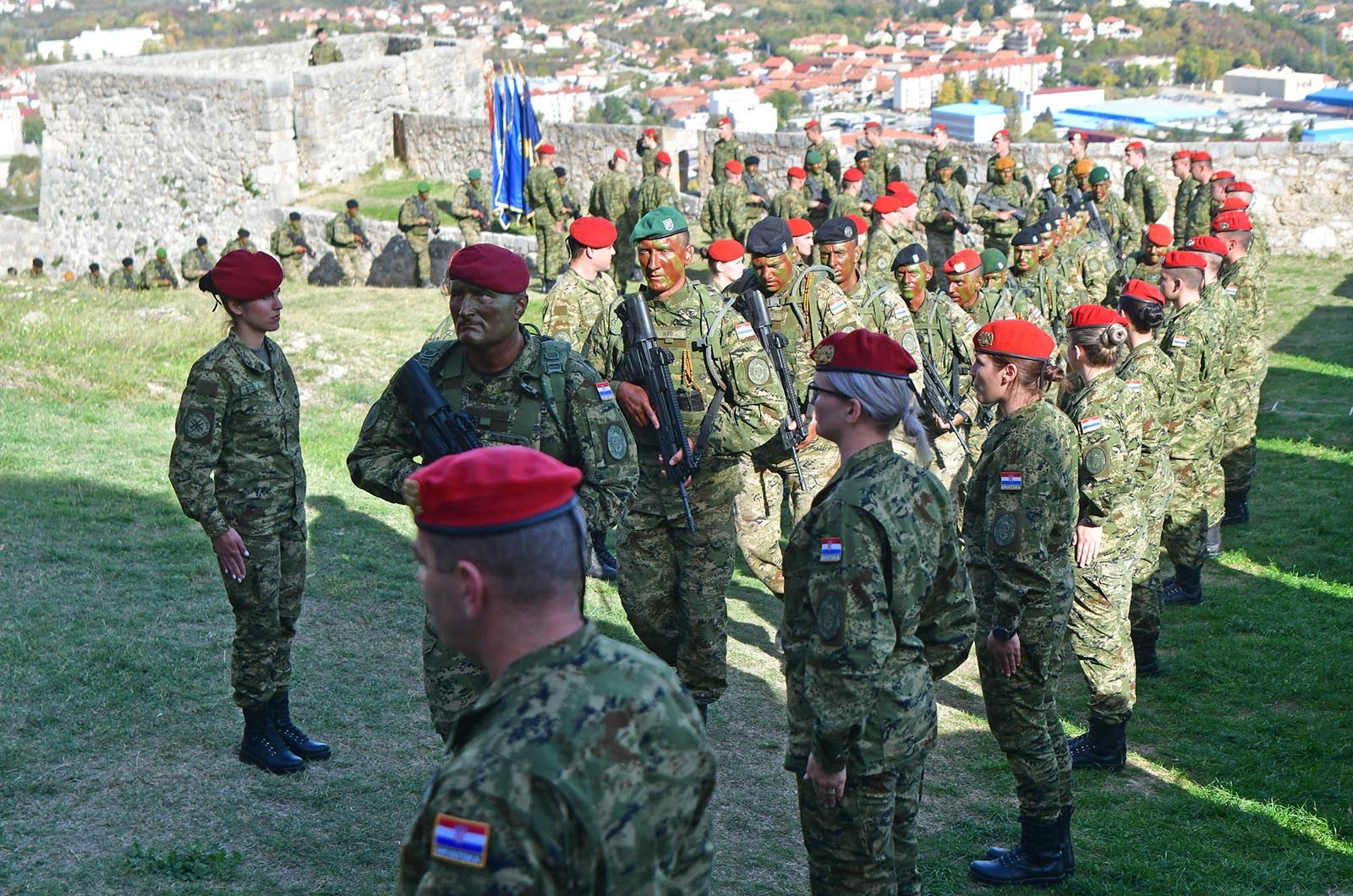 https://www.morh.hr/wp-content/gallery/novim-vodama-hv-a-urucene-znacke-i-diplome-na-kninskoj-tvrdavi/hrvatska_vojska_vodje_190719_42.jpg