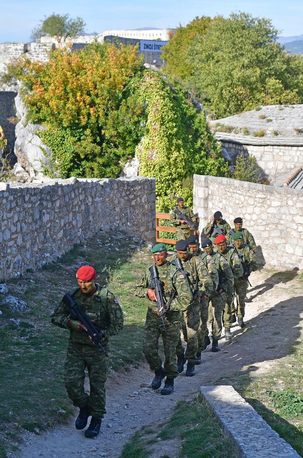 https://www.morh.hr/wp-content/gallery/novim-vodama-hv-a-urucene-znacke-i-diplome-na-kninskoj-tvrdavi/hrvatska_vojska_vodje_190719_43.jpg
