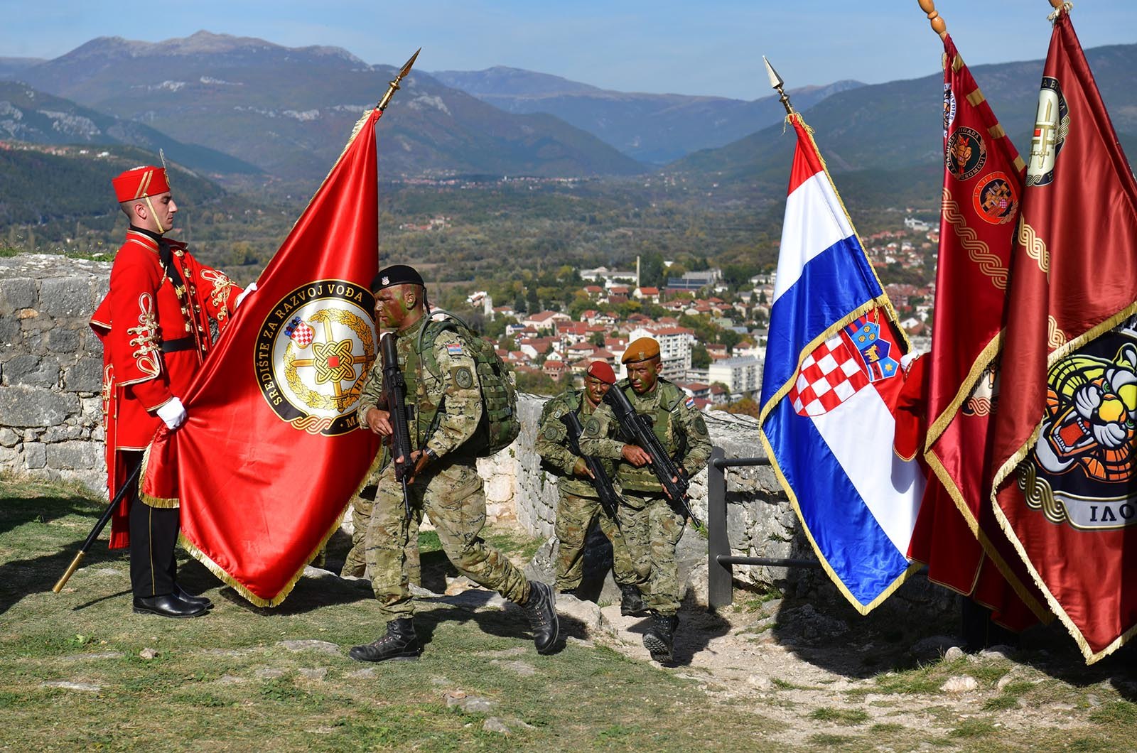 https://www.morh.hr/wp-content/gallery/novim-vodama-hv-a-urucene-znacke-i-diplome-na-kninskoj-tvrdavi/hrvatska_vojska_vodje_190719_44.jpg