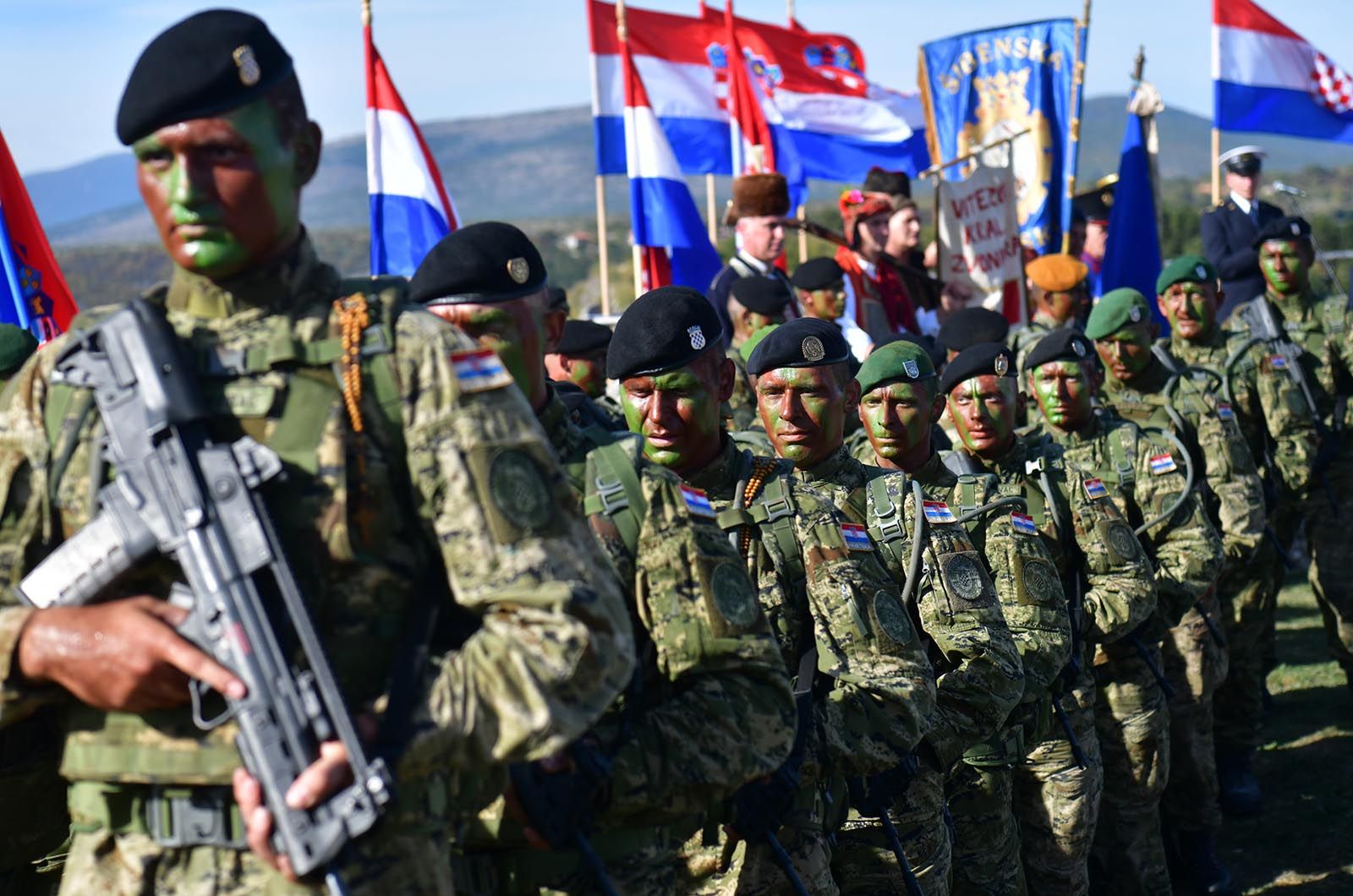 https://www.morh.hr/wp-content/gallery/novim-vodama-hv-a-urucene-znacke-i-diplome-na-kninskoj-tvrdavi/hrvatska_vojska_vodje_190719_45.jpg