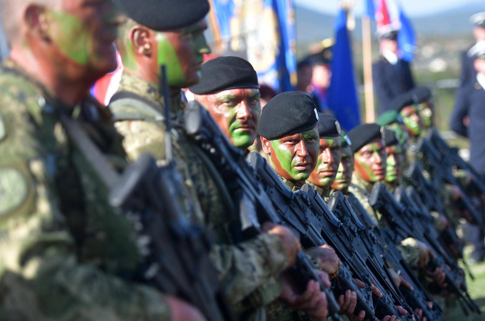 https://www.morh.hr/wp-content/gallery/novim-vodama-hv-a-urucene-znacke-i-diplome-na-kninskoj-tvrdavi/hrvatska_vojska_vodje_190719_46.jpg
