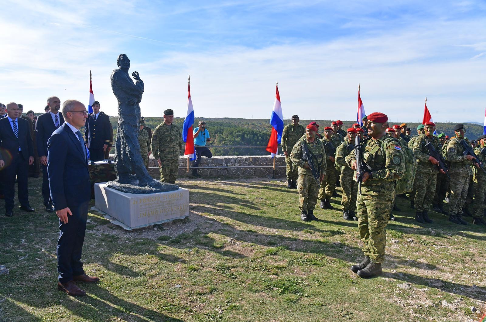 https://www.morh.hr/wp-content/gallery/novim-vodama-hv-a-urucene-znacke-i-diplome-na-kninskoj-tvrdavi/hrvatska_vojska_vodje_190719_47.jpg