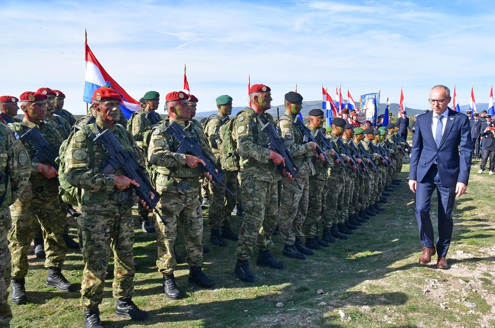 https://www.morh.hr/wp-content/gallery/novim-vodama-hv-a-urucene-znacke-i-diplome-na-kninskoj-tvrdavi/hrvatska_vojska_vodje_190719_48.jpg