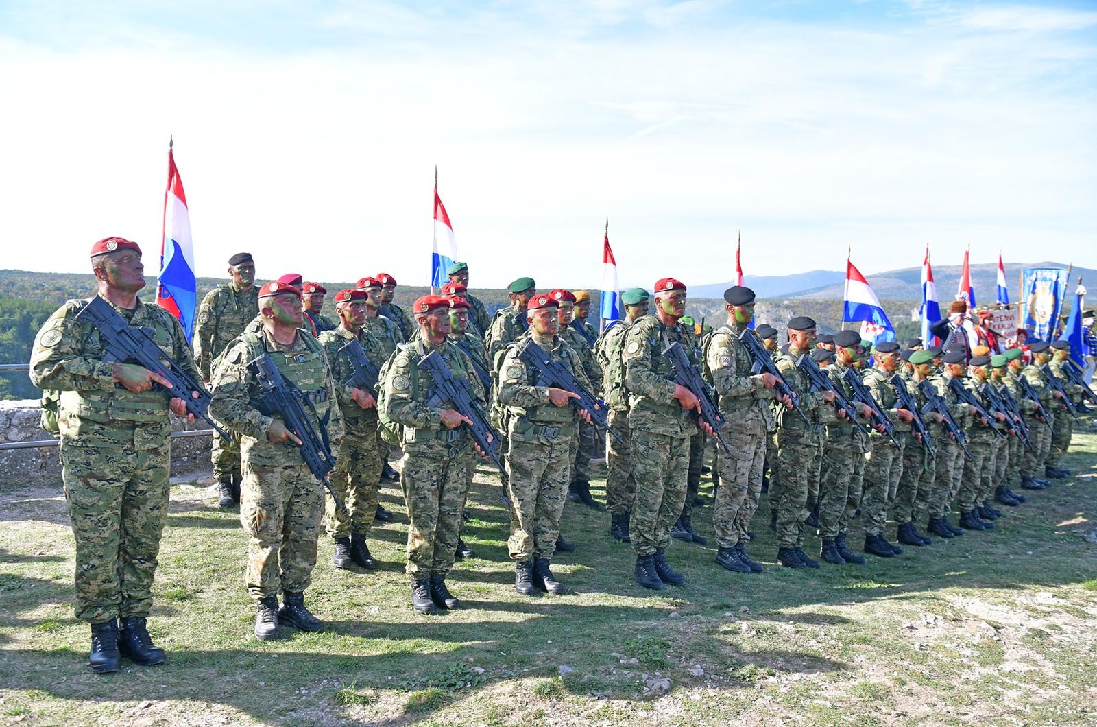 https://www.morh.hr/wp-content/gallery/novim-vodama-hv-a-urucene-znacke-i-diplome-na-kninskoj-tvrdavi/hrvatska_vojska_vodje_190719_49.jpg