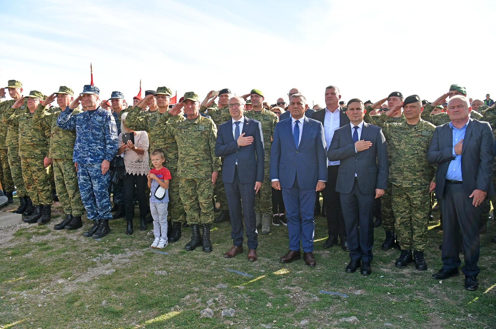 https://www.morh.hr/wp-content/gallery/novim-vodama-hv-a-urucene-znacke-i-diplome-na-kninskoj-tvrdavi/hrvatska_vojska_vodje_190719_50.jpg