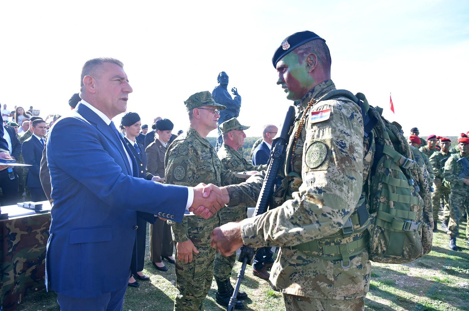 https://www.morh.hr/wp-content/gallery/novim-vodama-hv-a-urucene-znacke-i-diplome-na-kninskoj-tvrdavi/hrvatska_vojska_vodje_190719_51.jpg