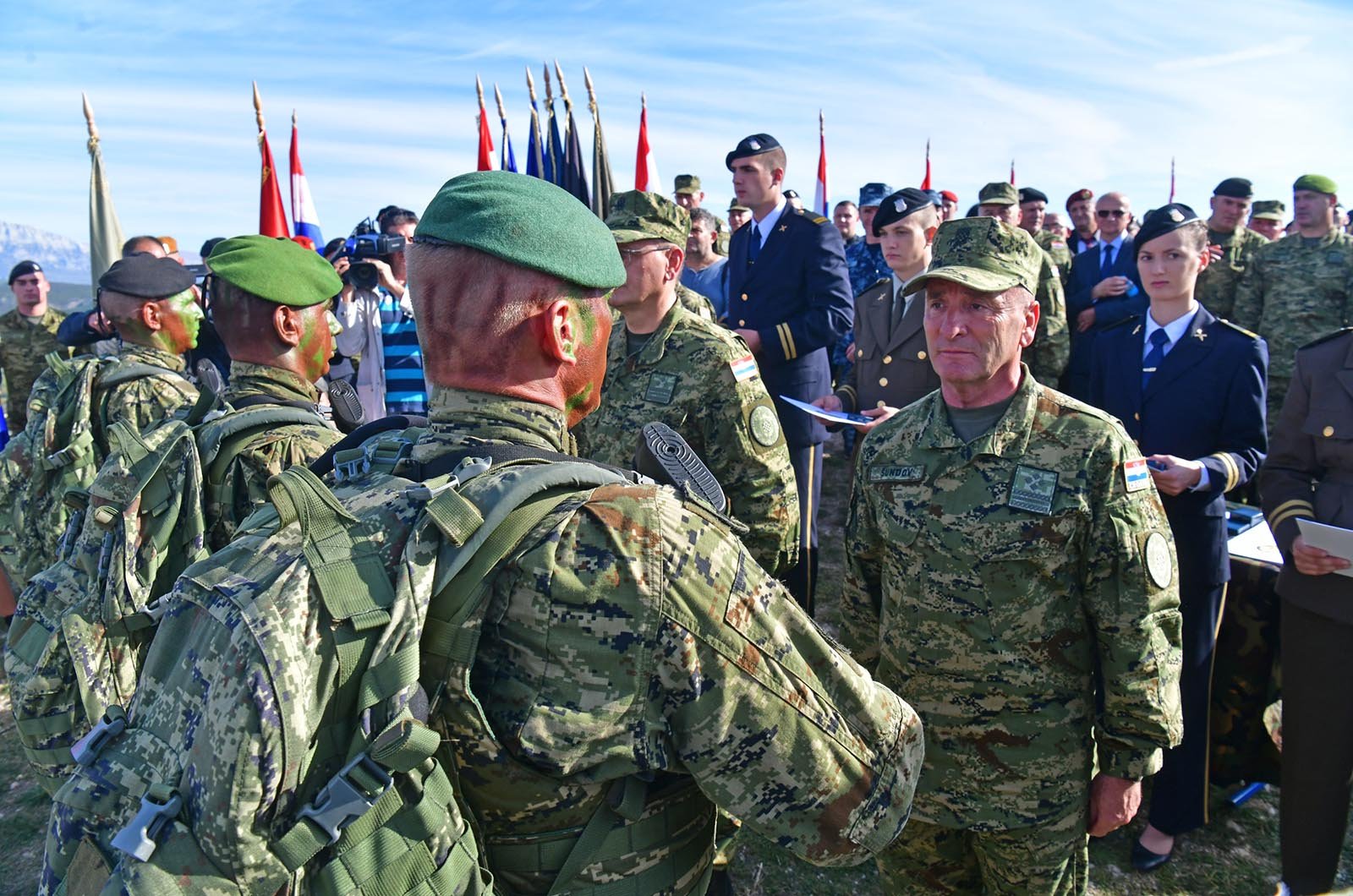 https://www.morh.hr/wp-content/gallery/novim-vodama-hv-a-urucene-znacke-i-diplome-na-kninskoj-tvrdavi/hrvatska_vojska_vodje_190719_52.jpg