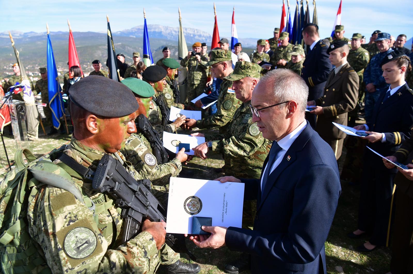 https://www.morh.hr/wp-content/gallery/novim-vodama-hv-a-urucene-znacke-i-diplome-na-kninskoj-tvrdavi/hrvatska_vojska_vodje_190719_53.jpg