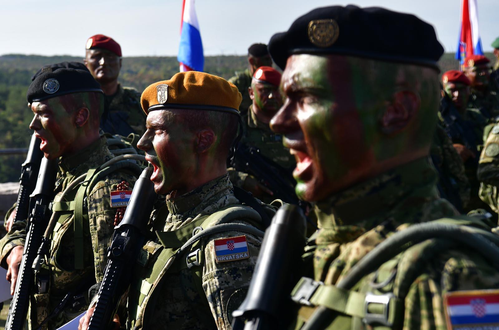 https://www.morh.hr/wp-content/gallery/novim-vodama-hv-a-urucene-znacke-i-diplome-na-kninskoj-tvrdavi/hrvatska_vojska_vodje_190719_54.jpg