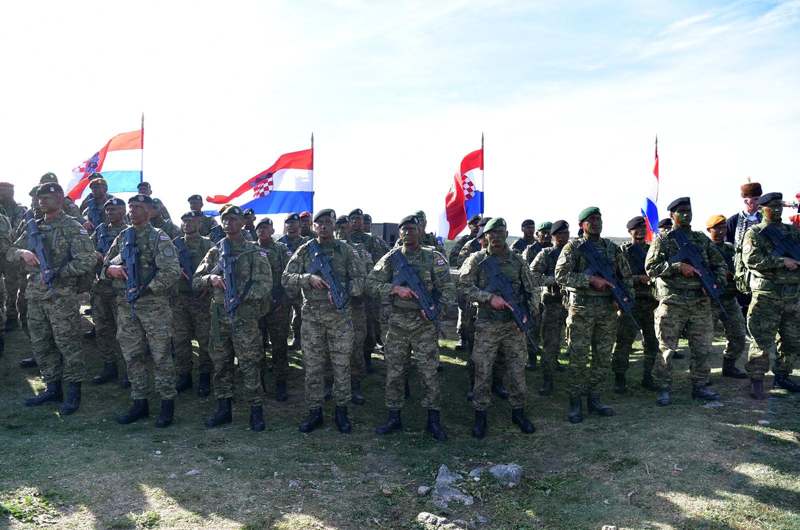 https://www.morh.hr/wp-content/gallery/novim-vodama-hv-a-urucene-znacke-i-diplome-na-kninskoj-tvrdavi/hrvatska_vojska_vodje_190719_55.jpg