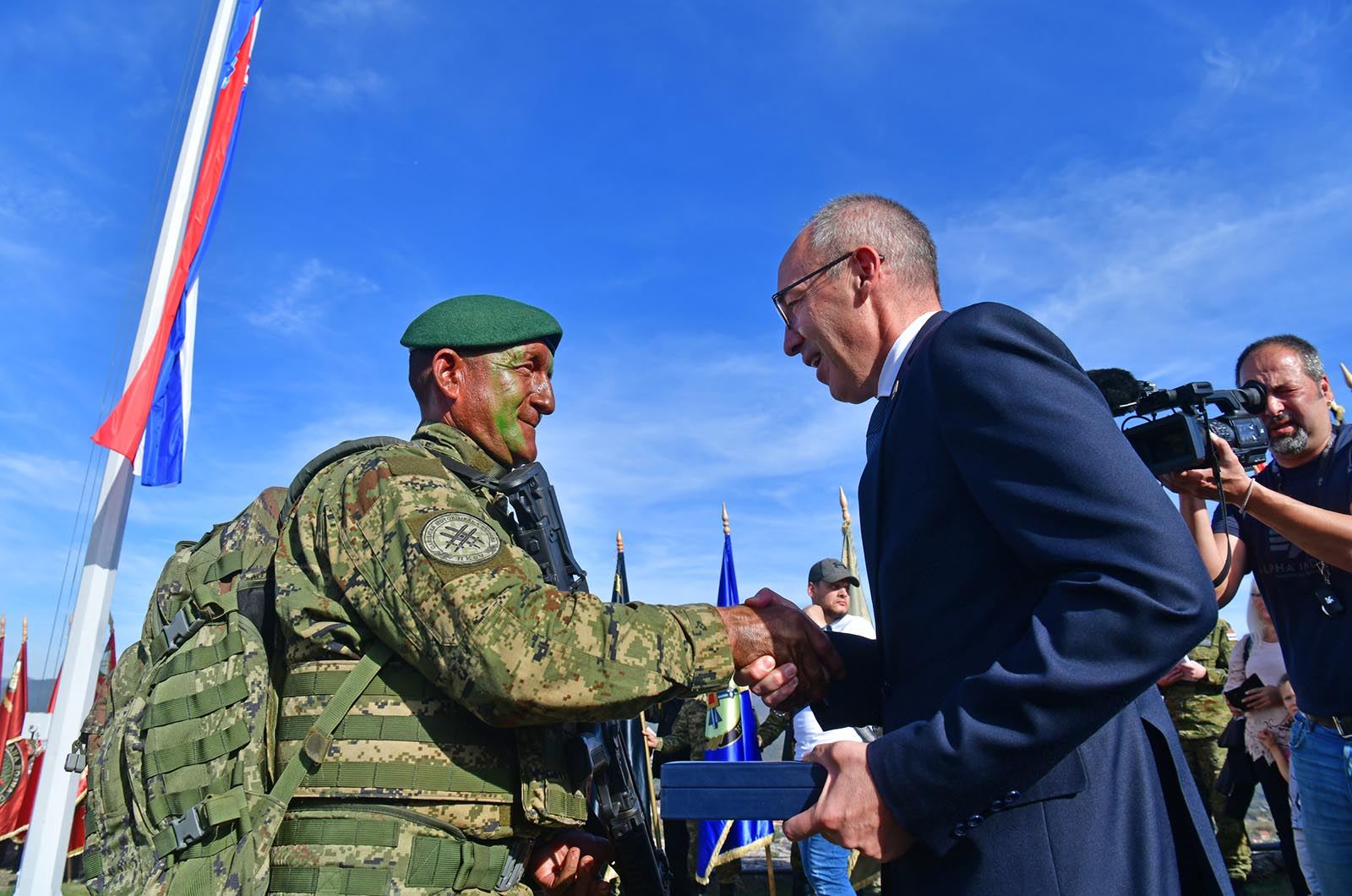 https://www.morh.hr/wp-content/gallery/novim-vodama-hv-a-urucene-znacke-i-diplome-na-kninskoj-tvrdavi/hrvatska_vojska_vodje_190719_56.jpg