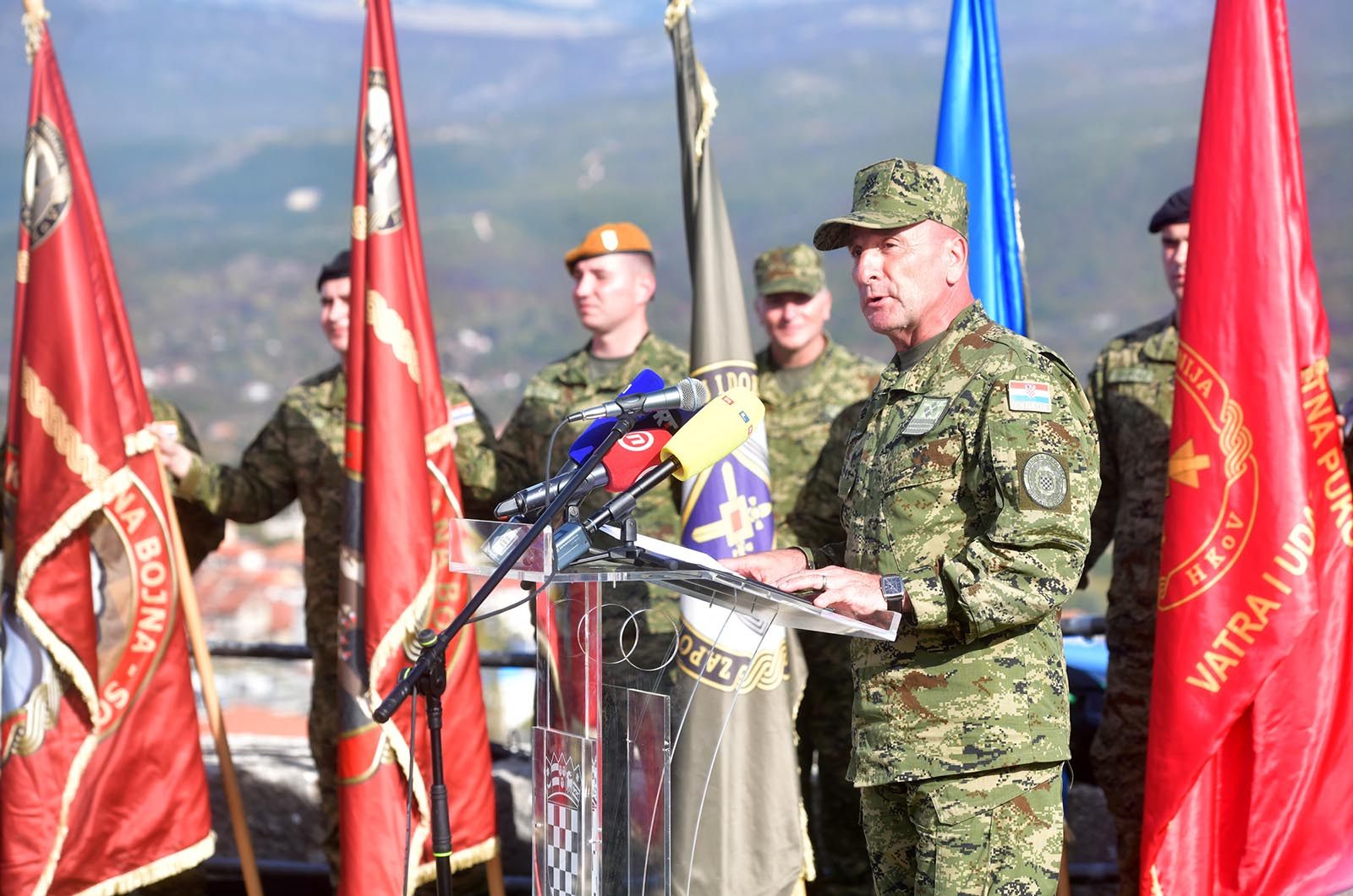 https://www.morh.hr/wp-content/gallery/novim-vodama-hv-a-urucene-znacke-i-diplome-na-kninskoj-tvrdavi/hrvatska_vojska_vodje_190719_57.jpg
