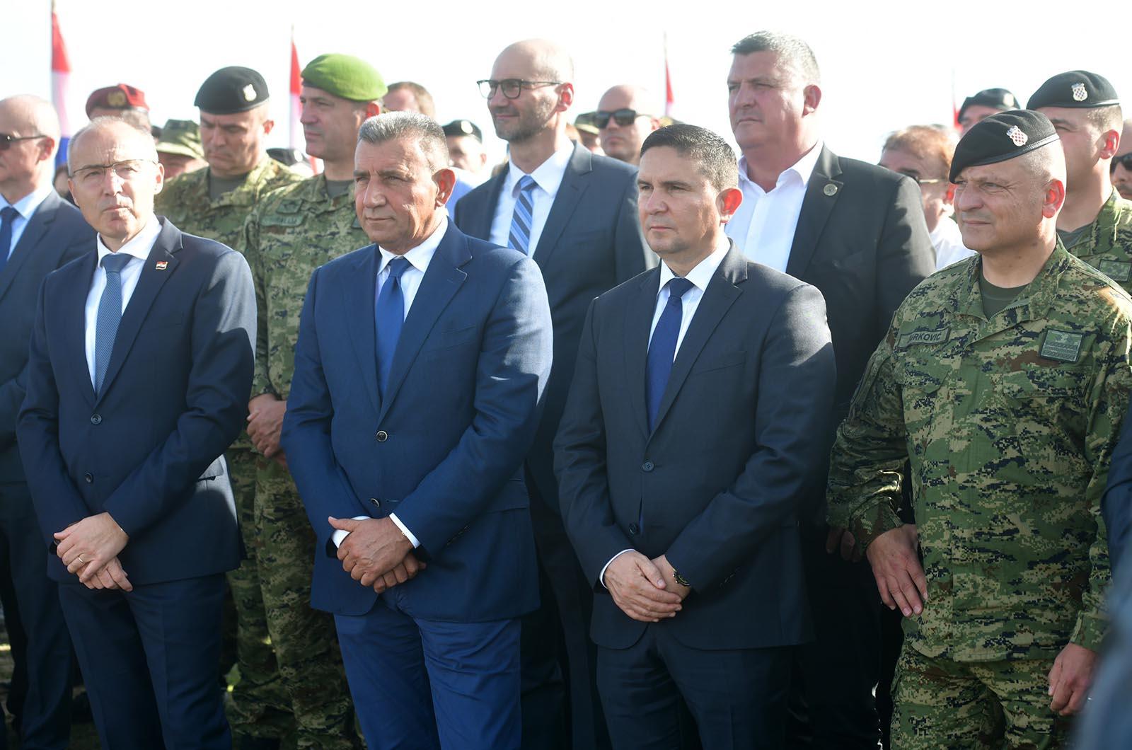https://www.morh.hr/wp-content/gallery/novim-vodama-hv-a-urucene-znacke-i-diplome-na-kninskoj-tvrdavi/hrvatska_vojska_vodje_190719_58.jpg