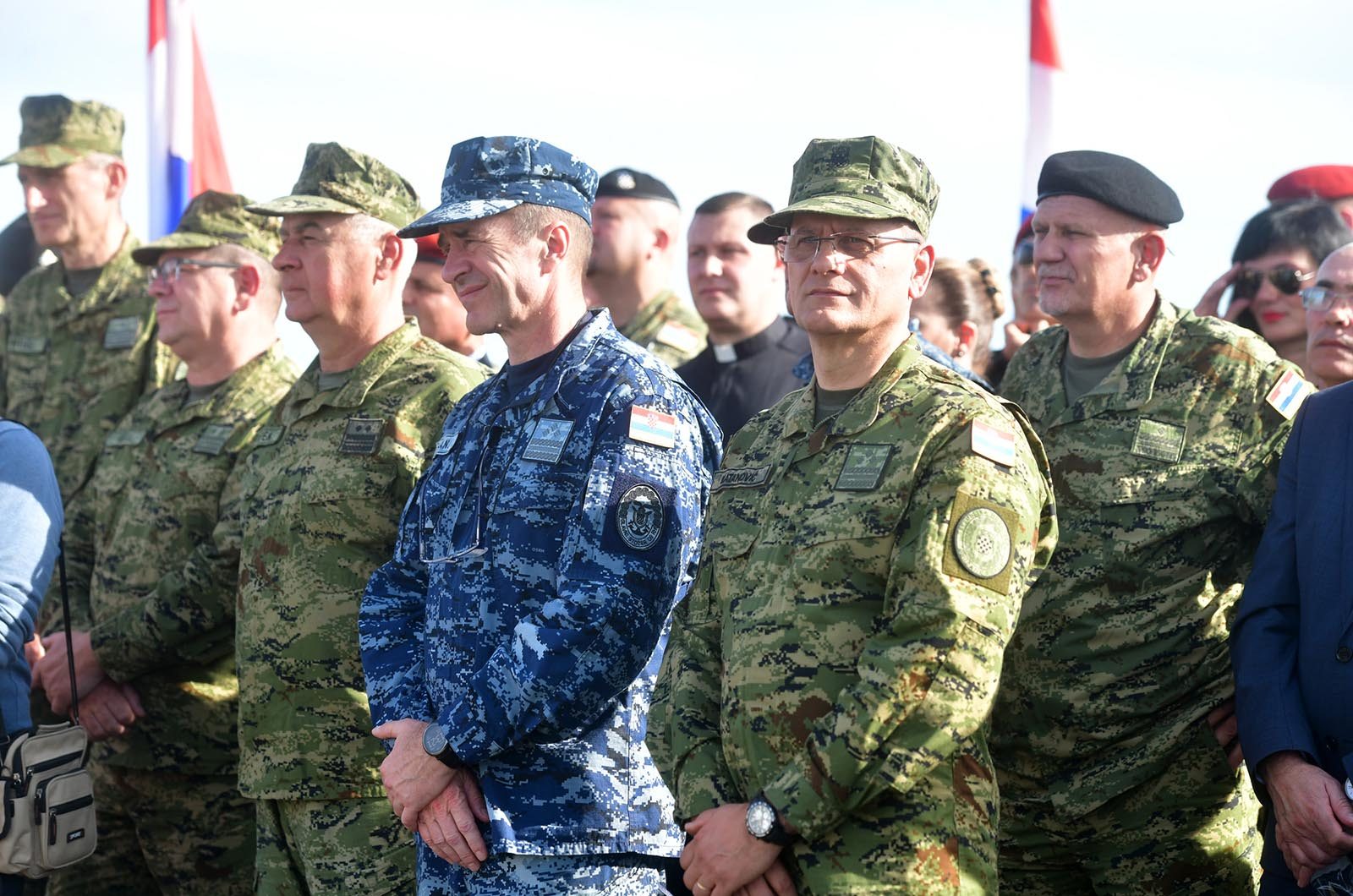 https://www.morh.hr/wp-content/gallery/novim-vodama-hv-a-urucene-znacke-i-diplome-na-kninskoj-tvrdavi/hrvatska_vojska_vodje_190719_59.jpg