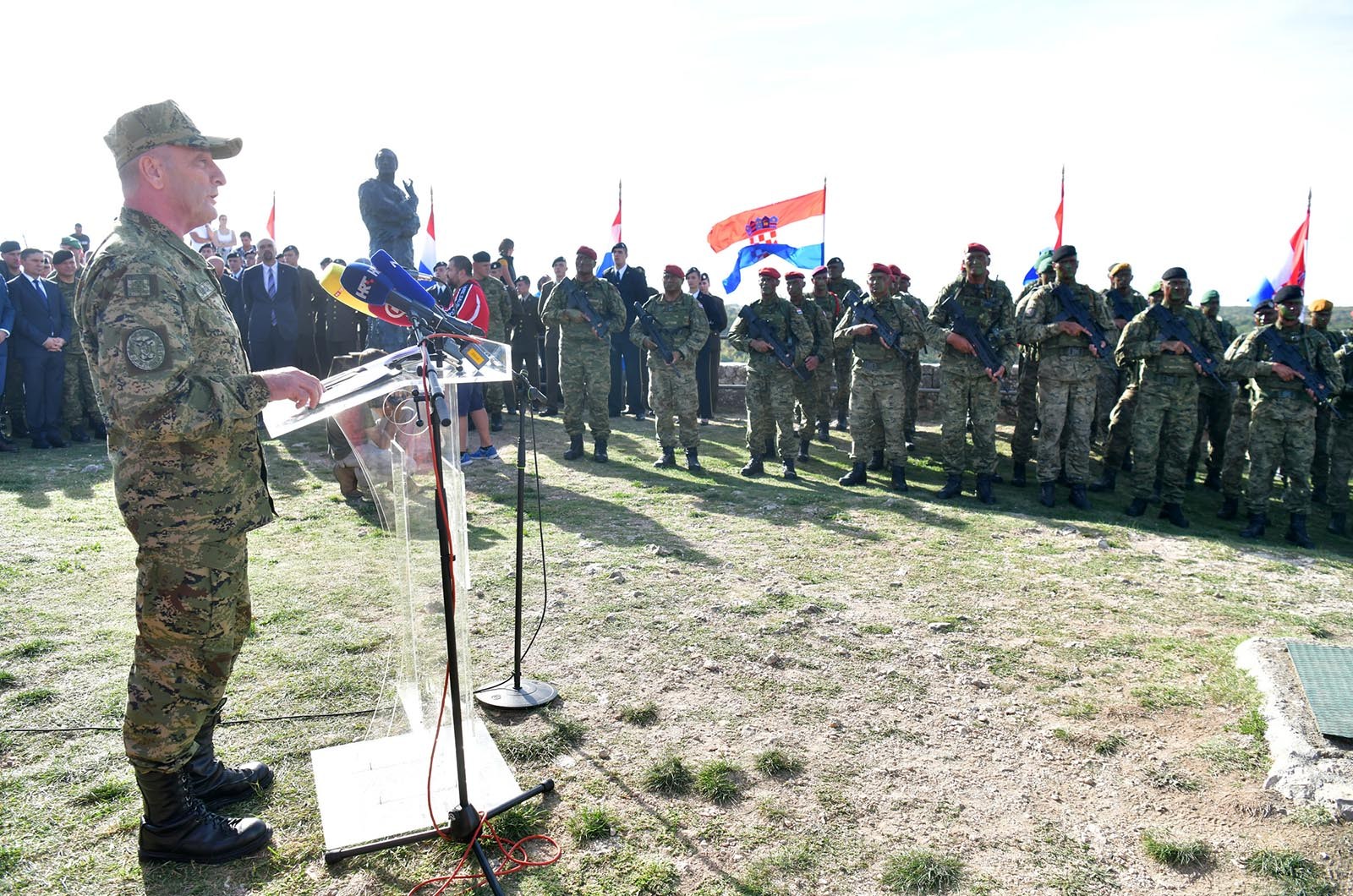 https://www.morh.hr/wp-content/gallery/novim-vodama-hv-a-urucene-znacke-i-diplome-na-kninskoj-tvrdavi/hrvatska_vojska_vodje_190719_60.jpg
