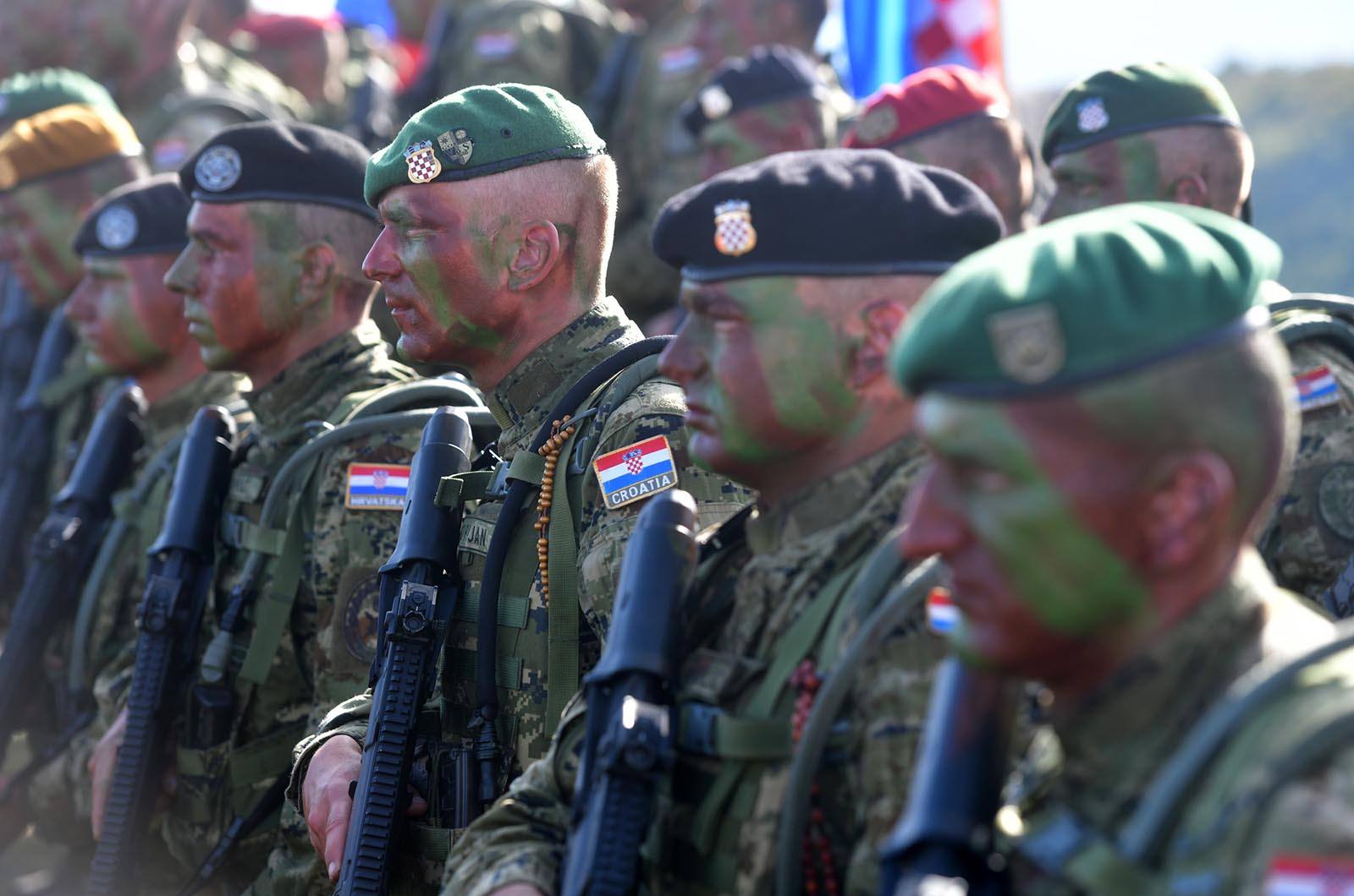 https://www.morh.hr/wp-content/gallery/novim-vodama-hv-a-urucene-znacke-i-diplome-na-kninskoj-tvrdavi/hrvatska_vojska_vodje_190719_61.jpg
