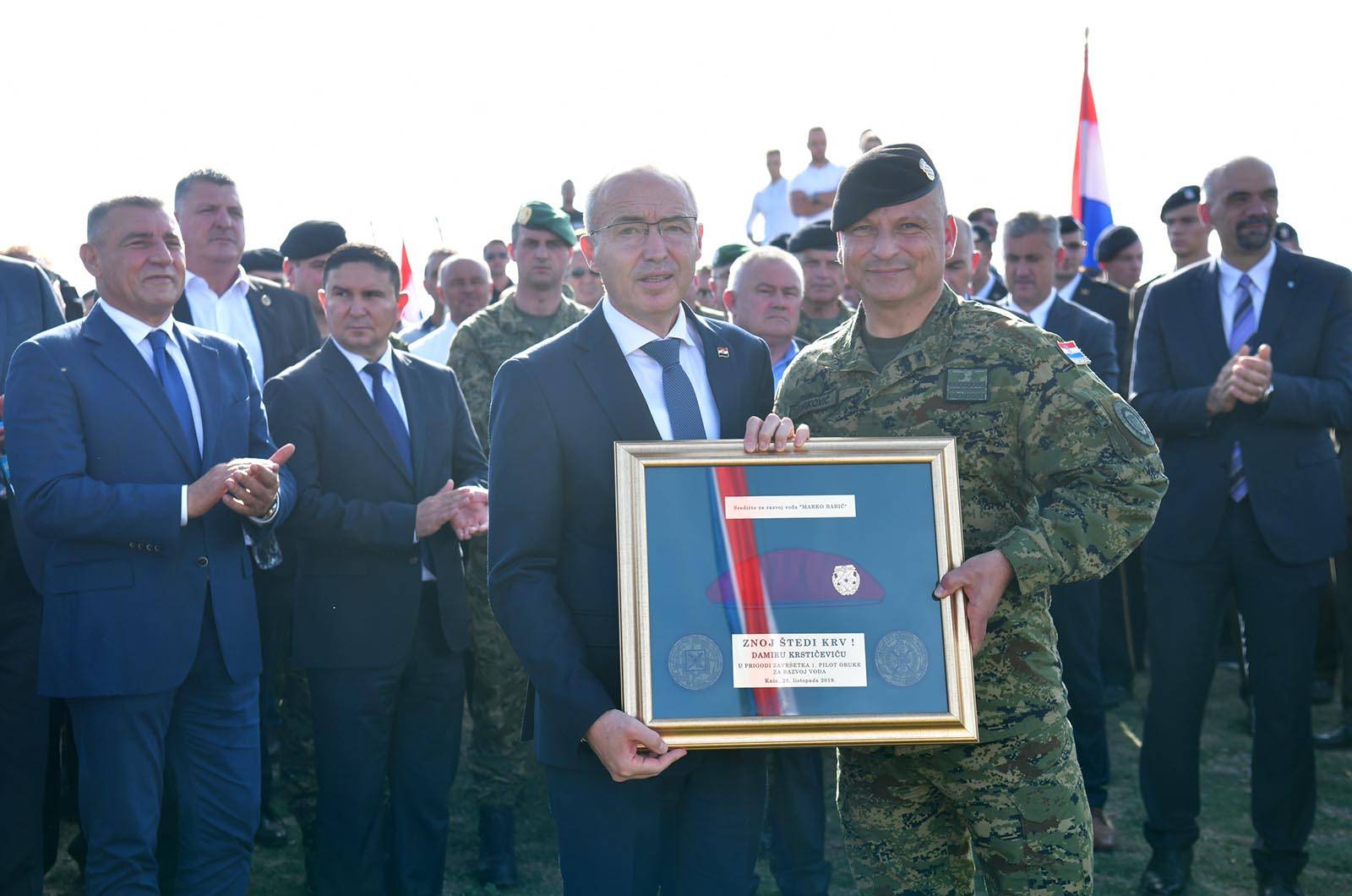 https://www.morh.hr/wp-content/gallery/novim-vodama-hv-a-urucene-znacke-i-diplome-na-kninskoj-tvrdavi/hrvatska_vojska_vodje_190719_62.jpg
