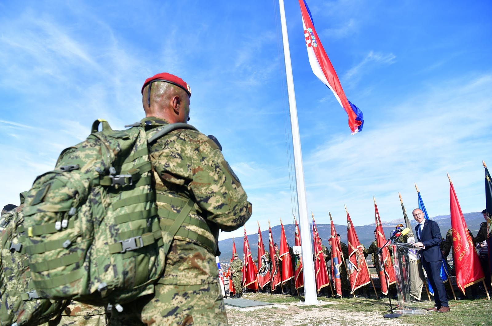 https://www.morh.hr/wp-content/gallery/novim-vodama-hv-a-urucene-znacke-i-diplome-na-kninskoj-tvrdavi/hrvatska_vojska_vodje_190719_63.jpg