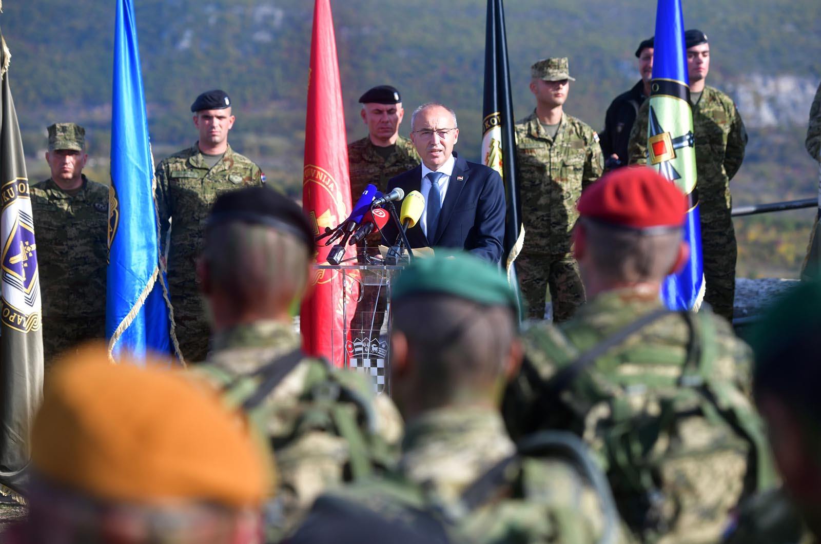 https://www.morh.hr/wp-content/gallery/novim-vodama-hv-a-urucene-znacke-i-diplome-na-kninskoj-tvrdavi/hrvatska_vojska_vodje_190719_64.jpg