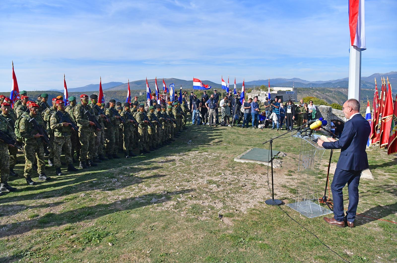 https://www.morh.hr/wp-content/gallery/novim-vodama-hv-a-urucene-znacke-i-diplome-na-kninskoj-tvrdavi/hrvatska_vojska_vodje_190719_65.jpg