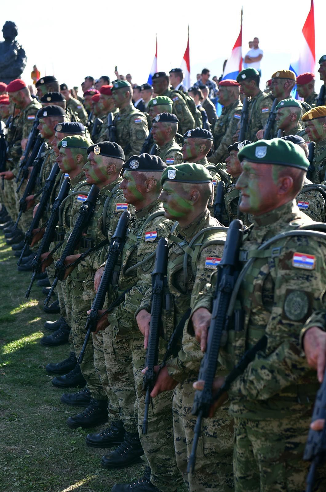 https://www.morh.hr/wp-content/gallery/novim-vodama-hv-a-urucene-znacke-i-diplome-na-kninskoj-tvrdavi/hrvatska_vojska_vodje_190719_66.jpg