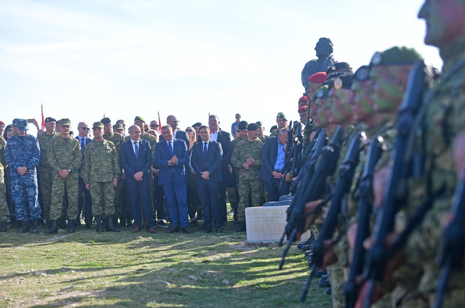 https://www.morh.hr/wp-content/gallery/novim-vodama-hv-a-urucene-znacke-i-diplome-na-kninskoj-tvrdavi/hrvatska_vojska_vodje_190719_67.jpg